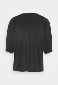 Černá blůza s krátkým rukávem a volným střihem. Má kulatý výstřih a manžety na rukávech. Hladká textilie, minimalistický design.