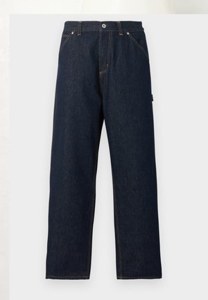 Tamno plave traperice ravnih nogavica s prednjim džepovima, omčama za remen i kopčanjem na gumb u struku, na jednobojnoj pozadini.