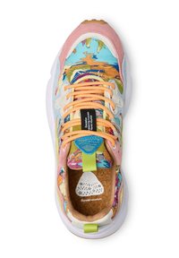 Sneaker colorato con una miscela di motivi blu e rosa, materiali in morbida pelle scamosciata, lacci arancioni e una suola in gomma bianca.