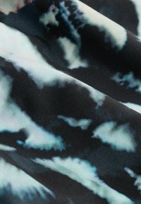 Schwarzer Stoff mit einem wolkenähnlichen abstrakten Muster in Grautönen und Weiß, mit einer glatten, leicht glänzenden Textur.