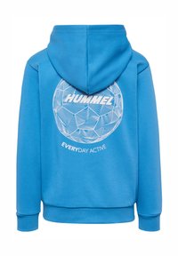Blaue Kapuzenjacke mit einem großen weißen Grafikdesign mit dem Text "HUMMEL" und "EVERYDAY ACTIVE". Hergestellt aus weichem Textil mit einer Kapuze zum Ajustieren.
