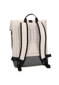 Ryggsäck med beige tyg, svarta meshdetaljer, vadderade axelremmar och en grå botten. Har ett handtag på toppen och dragkedjestängning.
