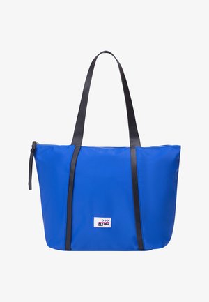 Sac cabas bleu avec poignées noires, fermeture éclair et un petit patch logo rectangulaire au centre devant.