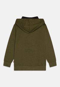 Alyvuogių spalvos džemperis su juodu gobtuvu, ilgomis rankovėmis, raukšlėmis ant rankovių ir apačios. Minkšta medžiaga su lygiu paviršiumi ir minimaliais dizaino akcentais.