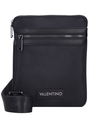 Czarna torba na ramię z przednią kieszenią na suwak, regulowanym paskiem i naszywką z logo Valentino na środku przodu.