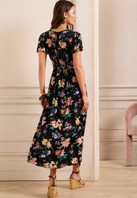 Love & Roses REGULAR FIT - SHORT SLEEVE MIDI - Dnevna obleka - black floral