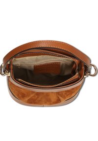 Braune Leder- und Wildlederhandtasche mit einem Reißverschluss, die ein beigefarbenes Innenfutter sowie einen Schulterriemen aufweist. Das Innere umfasst zusätzliche Fächer.