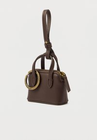 Geantă maro din piele cu formă structurată, mânere scurte, accesorii circulare aurii și închidere cu fermoar. Textură netedă, design minimalist.