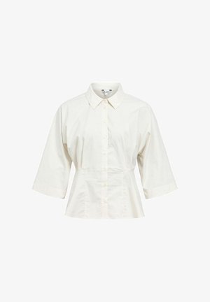 Balta pogāžama krekla ar platajām 3/4 piedurknēm, asu apkakli un nedaudz izplestā vidukļa daļa, attēlota uz balta fona.