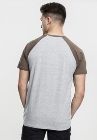 Urban Classics RAGLAN CONTRAST  - Printtipaita - light gray mottled/brown