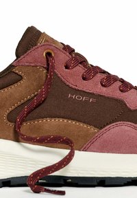 Bruine en roze suède sneaker met kastanjekleurige veters, witte zool, zwarte profiel en "HOFF" branding op het zijpaneel.