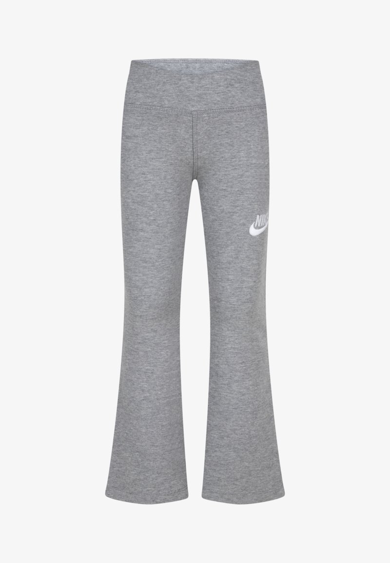 Pantalones deportivos grises de corte acampanado, elaborados con una tela suave, que presentan un logo blanco de Nike en el muslo izquierdo. Sin patrones ni adornos adicionales.