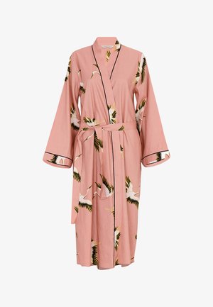 Robe rosa chiaro con piping nero e un motivo di gru e foglie di palma. Maniche lunghe e una cintura in vita per una vestibilità regolabile.