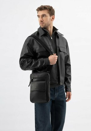 Wojas, TORBA MĘSKA - Sac bandoulière - black