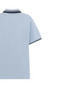 Polo di colore azzurro chiaro con colletto piatto, caratterizzato da due strisce blu navy sul colletto e sulle maniche, realizzato in un tessuto liscio.