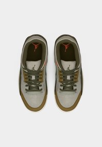 Ζευγάρι αθλητικών παπουτσιών σε γκρι και ελιά πράσινο χρώμα με σκούρα κορδόνια και κόκκινο λογότυπο εσωτερικά, όπως φαίνεται από πάνω σε λευκό φόντο.