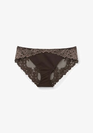 Brązowa koronkowa bielizna damska z kwiatowymi wzorami i jednolitym środkowym panelem, rozłożona płasko na białym tle.