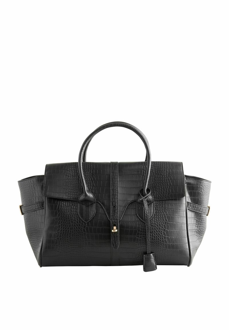 Sac à main en cuir noir avec texture crocodile, double poignée, fermeture à rabat et poches latérales avec détails de boucles.