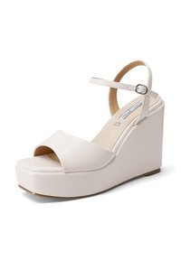 Sandali con zeppa in materiale sintetico bianco, caratterizzati da una punta aperta, una fascia frontale ampia e una cinghia alla caviglia con fibbia in metallo. Dettaglio della suola a piattaforma.
