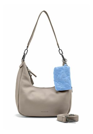 Sac à bandoulière en cuir beige avec bandoulière amovible et une pochette bleue texturée attachée à la poignée.