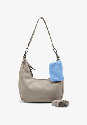 Sac à bandoulière en cuir beige avec bandoulière amovible et une pochette bleue texturée attachée à la poignée.