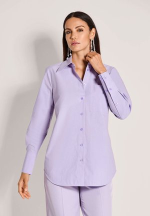 Helllila langärmeliges Hemd zum Zum-Knöpfen mit Kragen, einer Brusttasche und abgerundetem Saum. Verfügt über farblich passende Knöpfe und eine glatte Textur.