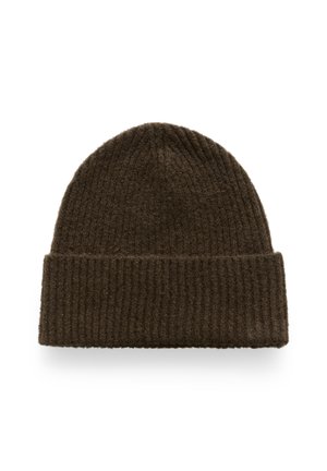 Bruine ribgebreide beanie met een omgeslagen rand, plat weergegeven op een witte achtergrond.