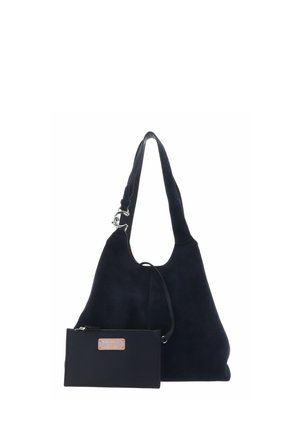 Sac à épaule en daim noir avec une large bandoulière et une petite pochette noire zippée attachée featuring une étiquette de marque en or rose.