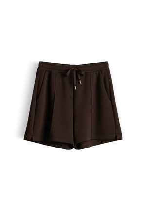 Dunkelbraune lässige Shorts mit elastischem Bund, vorderem Kordelzug, Seitentaschen und vorderen Falten auf weißem Hintergrund.