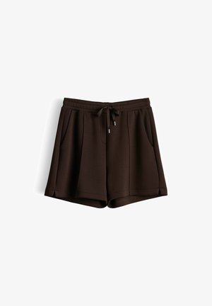 Donkerbruine casual shorts met elastische tailleband, vooraan trekkoord, zijzakken en plooien aan de voorkant op een witte achtergrond.