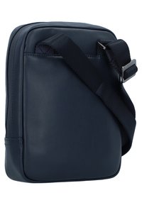Borsa a tracolla in pelle blu navy con tracolla regolabile, forma rettangolare, superficie testurizzata e dettagli di cucitura discreti.