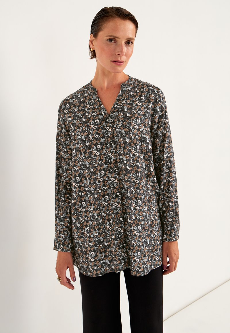 Florale Button-Up-Hemd in Dunkelgrau mit langen Ärmeln, das mit weißen, blauen und orangen Mustern gestaltet ist. Weicher Stoff mit einer lockeren Passform.