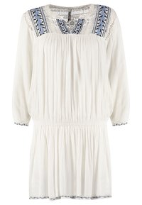 Vit klänning med ett strukturerat tyg, har blå och svarta broderade detaljer vid halsringningen samt resår i midjan med en draperad kjol.