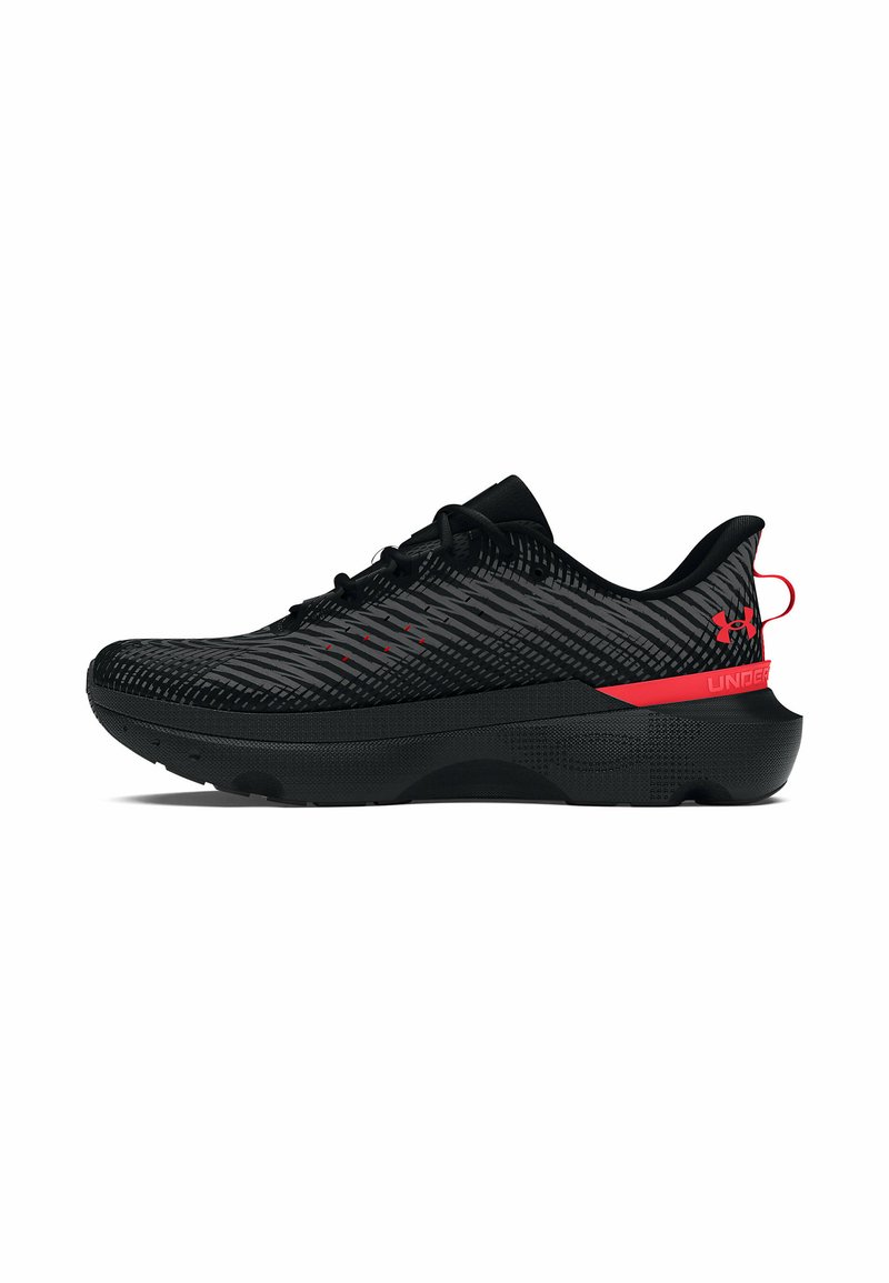 Chaussure de sport noire avec une tige texturée, motif rayé, accents rouges et une épaisse semelle noire. Présente un design à lacets et un col rembourré.