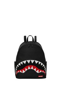 Zaino nero con design a bocca di squalo, caratterizzato da denti bianchi e dettagli rossi. Realizzato in tessuto, con due spallacci regolabili e chiusura con zip.