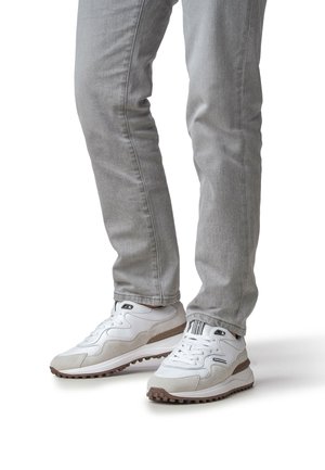 Witte sneakers met een bovenwerk van gestructureerd mesh en suède, voorzien van grijze accenten, een rubberen zool met een patroonprofiel en een gevoerde kraag.