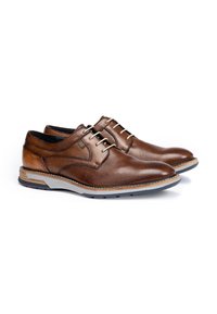 Scarpe eleganti in pelle marrone con finitura texturizzata, lacci beige e una suola intermedia bianca a contrasto. Presentano una punta arrotondata e una suola imbottita.
