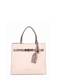 Sac à main en cuir beige avec poignées et bandoulière à motif serpent, boucle dorée et étiquette à motif serpent attachée.
