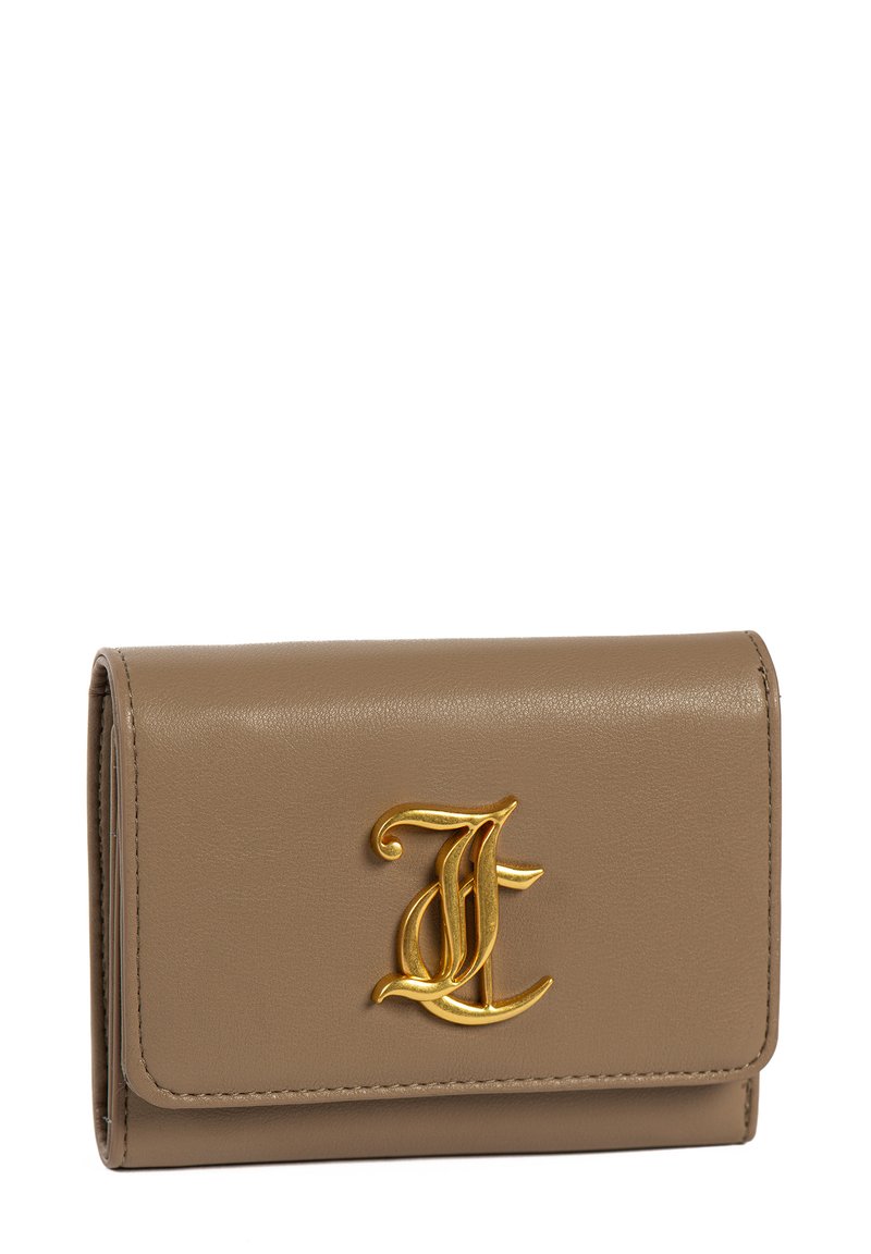 Portefeuille en cuir beige avec un design plié. Présente un logo doré proéminent à l'avant. Texture lisse et lignes épurées.