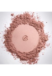 Poudre cosmétique rose libre et pressée disposée en cercle avec un logo central, sur fond blanc.