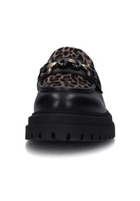 Mocassino in pelle nera con tomaia in stampa leopardata, caratterizzato da un accento in catena color oro e una suola in gomma spessa e testurizzata.