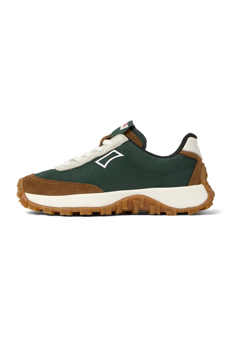 Gröna och bruna sneakers med en texturerad tygovandel, vita snören, gummisula och förstärkt häl. Har logotypdetalj på sidan.