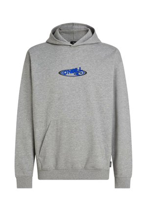 Sudadera con capucha gris hecha de tela suave, con un bolsillo tipo canguro en la parte delantera y capucha con cordón. Presenta un logo azul bordado en el pecho.