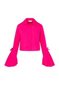 Maglietta fucsia corta con colletto a punta, apertura con bottoni e maniche ampie plissettate legate con fiocchi ai polsi. Tessuto dalla texture liscia.