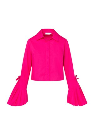 Fuksijas krāsas īsais krekls ar izteikta veida apkakli, pogu slēgšanu un platām satītām piedurknēm ar bantēm pie aprocēm. Gluda auduma tekstūra.