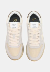 Hellebeige Sneaker aus Wildleder und Mesh-Materialien. Mit flachen Schnürsenkeln, einem Kragen im Leopardenmuster und Etiketten mit der Aufschrift "MÄDCHEN LÄUFEN SCHNELLER."