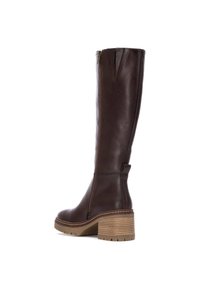Bota de cuero marrón hasta la rodilla con tacón bloque, cremallera lateral y suela texturizada. Cuenta con una costura cosida y un pequeño lazo en la parte trasera.