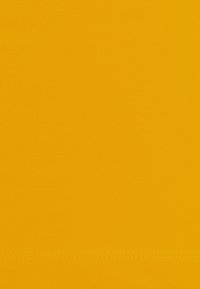 Ljusgul tyg med en jämn och slät textur. Textilen har en svag lyster och är töjbar. Minimal sömnadsdetalj i nederkanten.