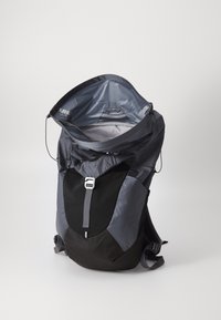 Mochila preta e cinza com uma superfície texturizada, fecho com zip, alças ajustáveis e um interior espaçoso. O design de topo dobrável permite um fácil acesso.