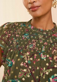 Love & Roses FLUTTER SLEEVE SHELL - REGULAR FIT - Bluse - khaki green floral
